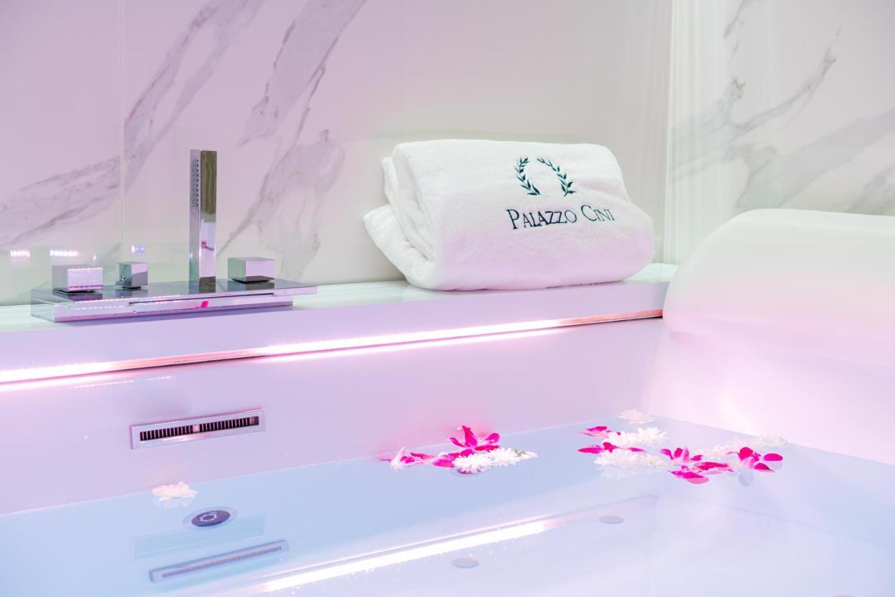 Palazzo Cini Luxury In Couette-café Pise